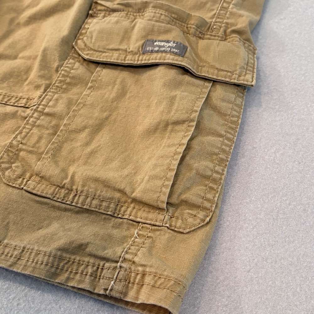 Wrangler Relaxed Fit Cargo Shorts Mens Size 40 Tan Cotton Spandex Pockets Casual - Picture 5 of 12